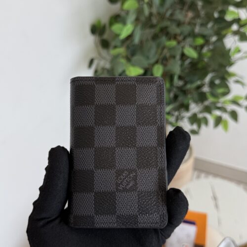 بوك Lv أسود مربعات