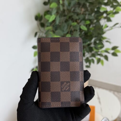بوك Lv بني مربعات