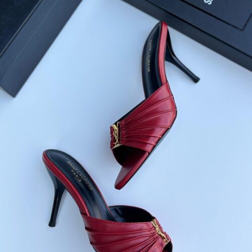 كعب YSL أحمر